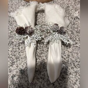 Hobby Lobby set of 2 cloth napkins with pine cone napkin rings